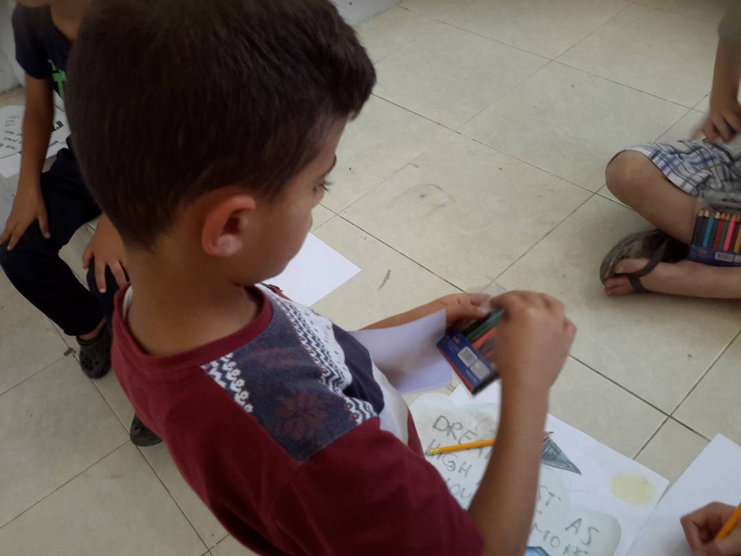Los niños palestinos responden con dibujos