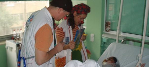 Niña boliviana quemada, atendida por la Sanidad Publica Española gracias a Menuts el Món