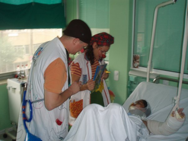 Niña boliviana quemada, atendida por la Sanidad Publica Española gracias a Menuts el Món